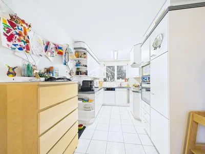Cuisine; électroménager, carrelage, lumière naturelle, style moderne