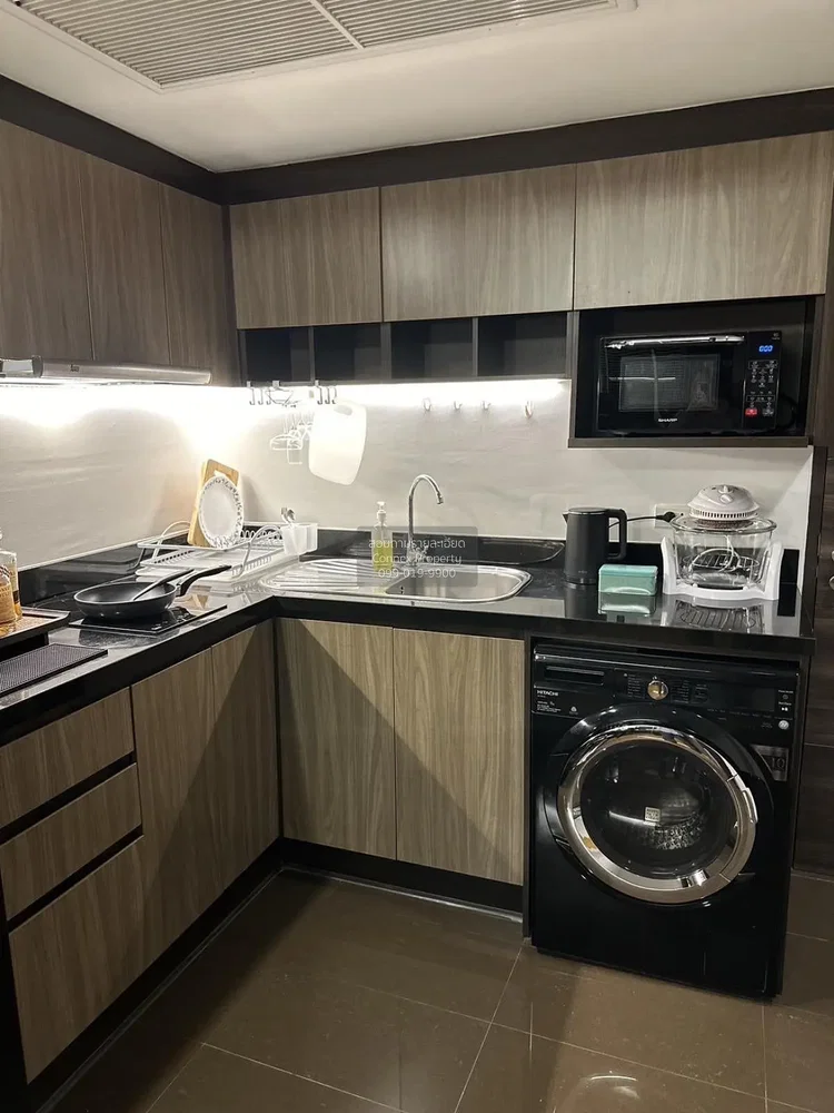 Cuisine; électroménager, carrelage, rénové, lumière naturelle, style moderne