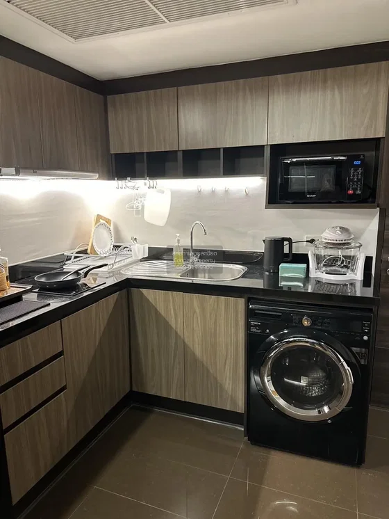 Cuisine; électroménager, carrelage, rénové, lumière naturelle, style moderne