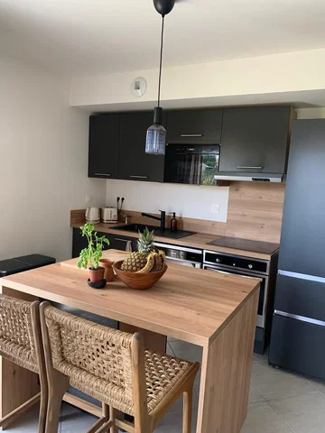 Κουζίνα; συσκευές κουζίνας, φυσικό φως, μοντέρνο στυλ, πλακάκια, ανακαινισμένο