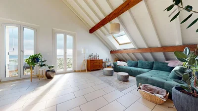 Salon; lumière naturelle, poutres en bois, carrelage