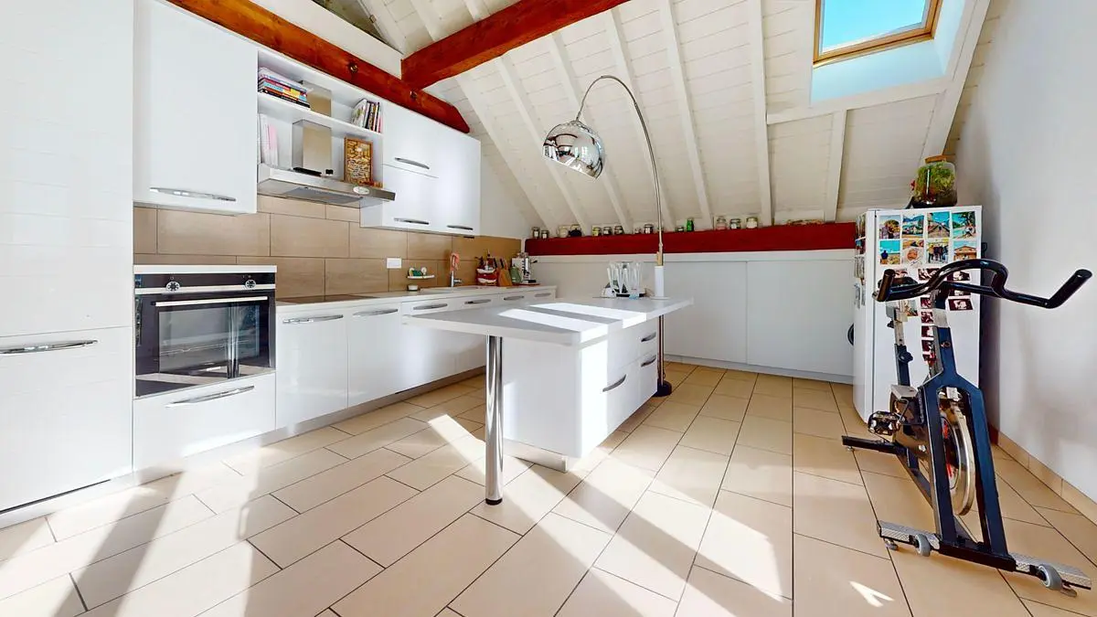 Cuisine; électroménager, carrelage, lumière naturelle, style moderne
