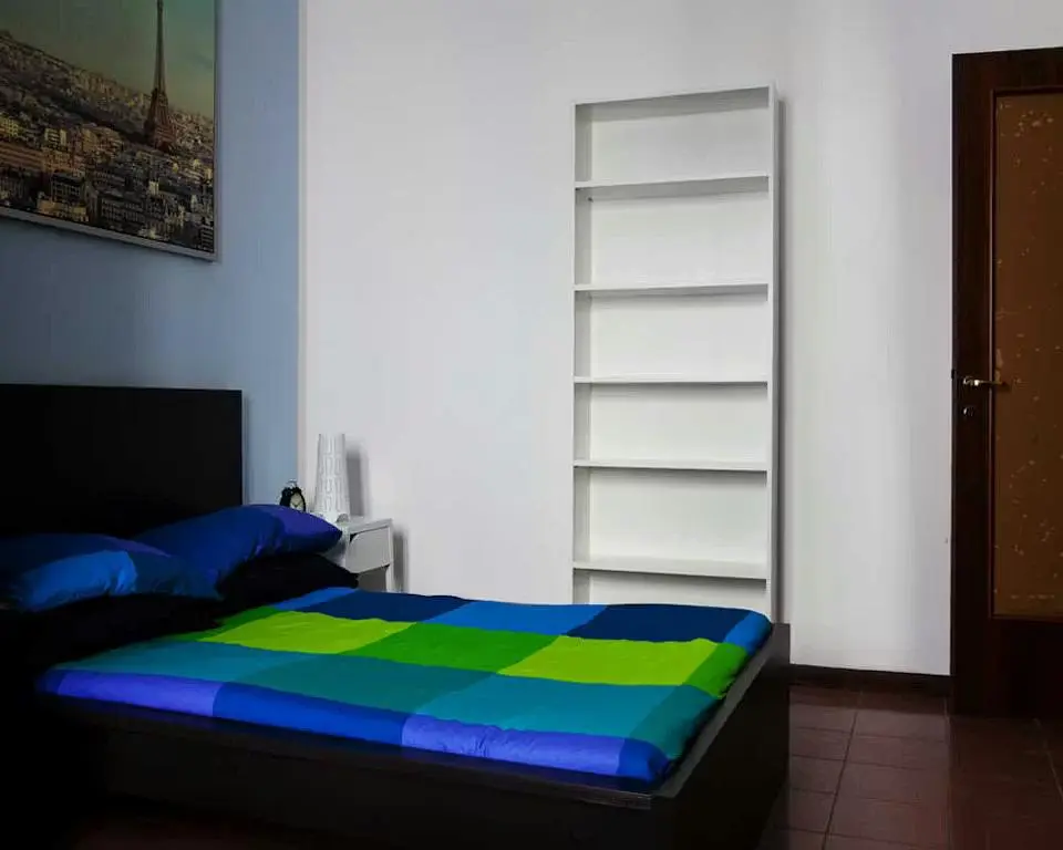 Schlafzimmer; fliesenboden, dunkles interieur