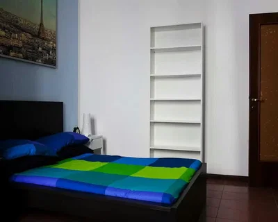 Schlafzimmer; fliesenboden, dunkles interieur