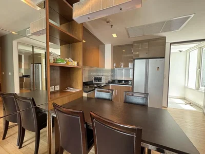 Cuisine; électroménager, carrelage, lumière naturelle, style moderne