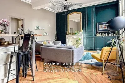 Salon; parquet, style moderne, lumière naturelle