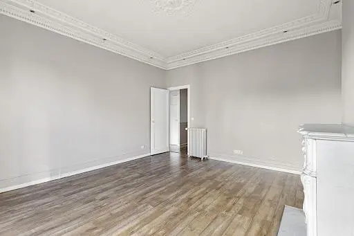 Dnevni boravak; drveni pod, visoki stropovi