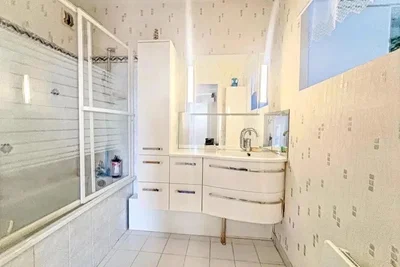 Купатило; плочице, природно светло, реновиран