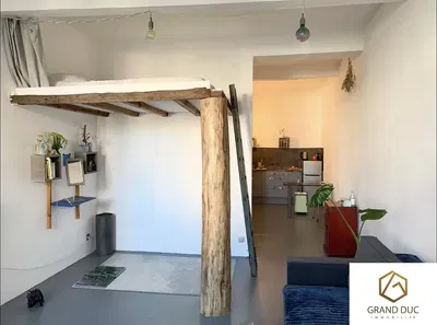 Oturma odası; ahşap kirişler, doğal ışık, modern stil