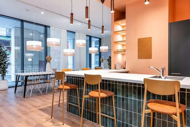 Cucina; pavimento in piastrelle, stile moderno, luce naturale, elettrodomestici