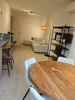 Wohnzimmer; tageslicht, moderner stil, holzboden