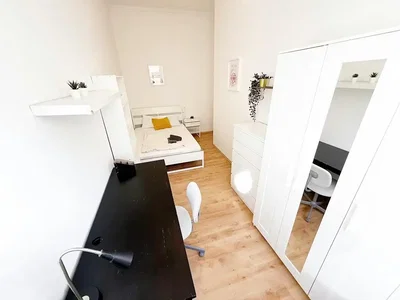 Spavaća soba; drveni pod, prirodno svjetlo, moderni stil