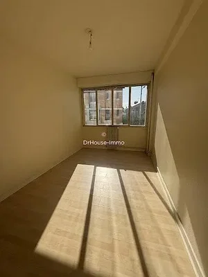 Спаваћа соба; природно светло, плочице, поглед