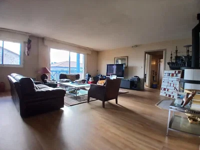 غرفة معيشة; إطلالة, ضوء طبيعي, أرضية خشبية