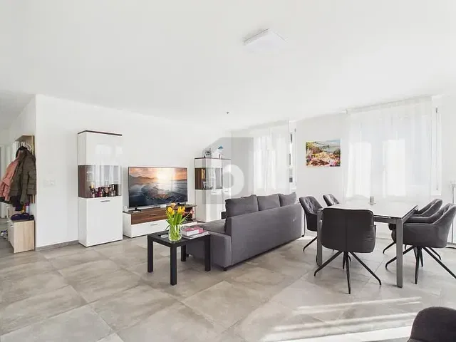 Woonkamer; natuurlijk licht, moderne stijl, tegelvloer