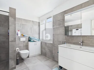 Badezimmer; fliesenboden, tageslicht, renoviert