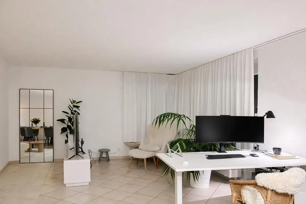 Soggiorno; pavimento in piastrelle, luce naturale, stile moderno
