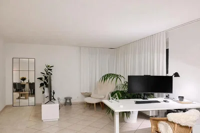 Soggiorno; pavimento in piastrelle, luce naturale, stile moderno