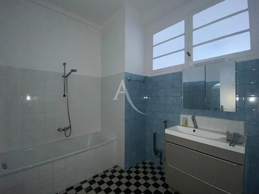 Salle de bain; carrelage, lumière naturelle, rénové