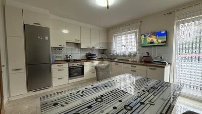 Kuhinja; kuhinjski aparati, prirodno svjetlo, moderni stil