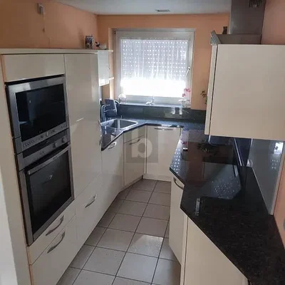 Kuhinja; kućanski aparati, pločice, prirodna svjetlost