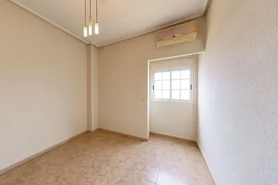 Ložnice; dlažba, přirozené světlo