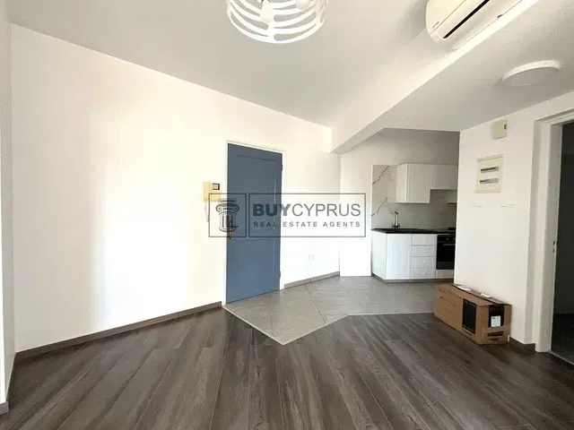 Дневна соба; дрвени под, плочице, природно светло, реновиран