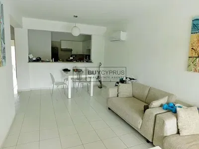 Дневна соба; плочице, природно светло