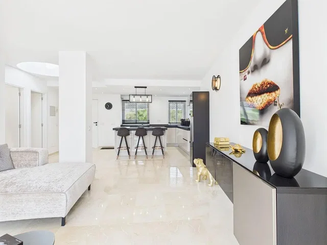 Obývací pokoj; přirozené světlo, moderní styl, dlažba