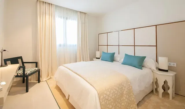 Yatak odası; doğal ışık, fayans zemin