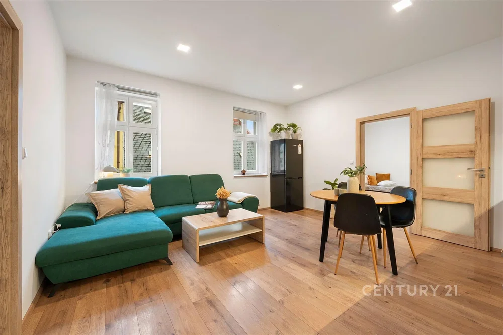 Woonkamer; natuurlijk licht, houten vloer, moderne stijl