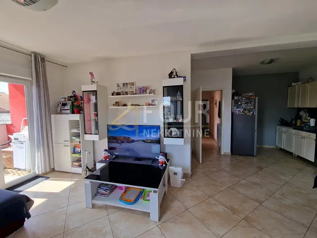 Obývací pokoj; dlažba, výhled, přirozené světlo