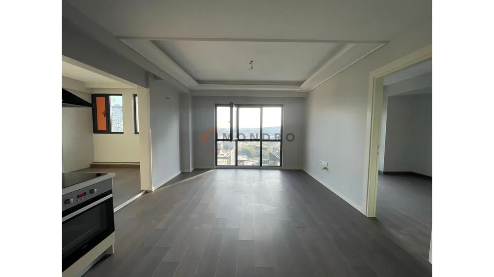 Dnevni boravak; kućanski aparati, pločice, pogled, prirodna svjetlost