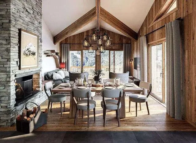 Wohnzimmer; holzbalken, holzboden, kamin, tageslicht, rustikaler stil