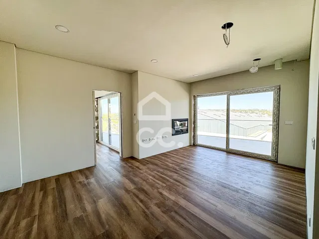 Salon; lumière naturelle, parquet, cheminée
