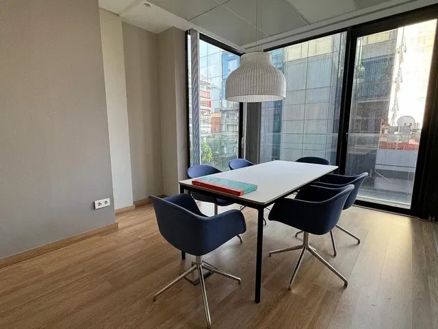 Jadalnia; widok, podłoga drewniana, światło dzienne, styl nowoczesny