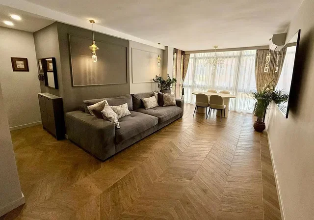 Wohnzimmer; tageslicht, moderner stil, holzboden