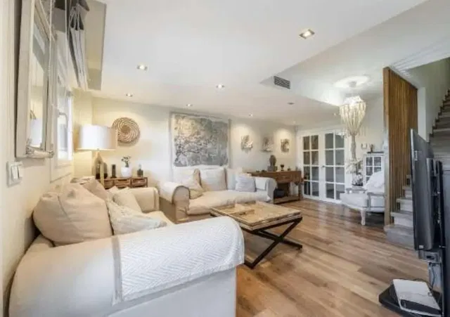 Wohnzimmer; holzboden, tageslicht, moderner stil