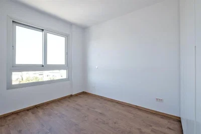 Dormitorio; vista, suelo de madera, luz natural