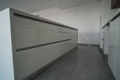 Cocina; suelo de baldosas, renovado, estilo moderno
