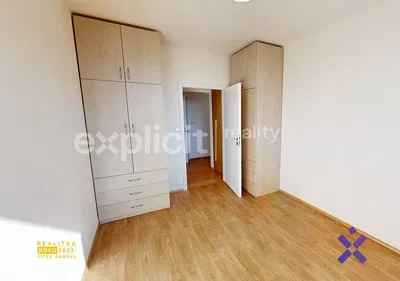 Camera da letto; pavimento in legno, ristrutturato