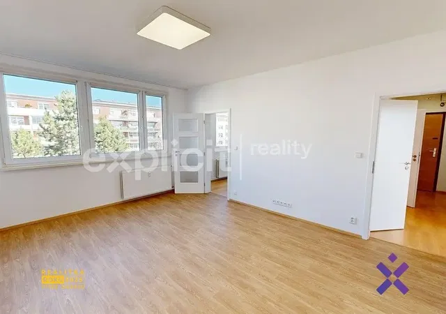 Soggiorno; vista, pavimento in legno, luce naturale