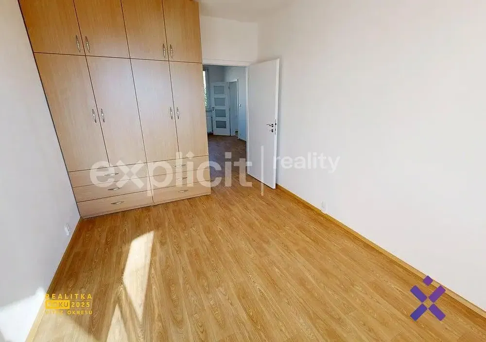 Camera da letto; pavimento in legno, luce naturale