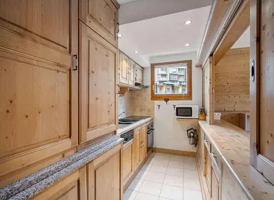 Mutfak; mutfak aletleri, ahşap zemin, ahşap kirişler, doğal ışık, rustik stil