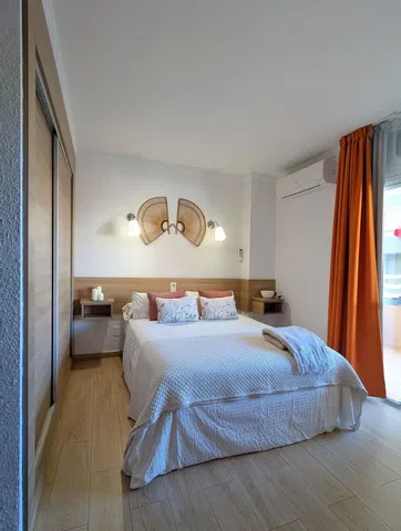 Schlafzimmer; holzboden, tageslicht