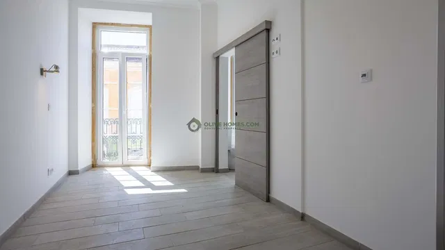 غرفة; أرضية من البلاط, ضوء طبيعي, مجدد