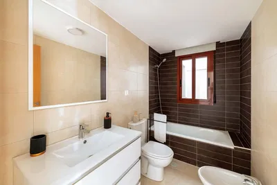 Banyo; fayans zemin, tadilatlı, doğal ışık