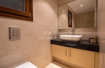 Toilettes; carrelage, rénové, lumière naturelle