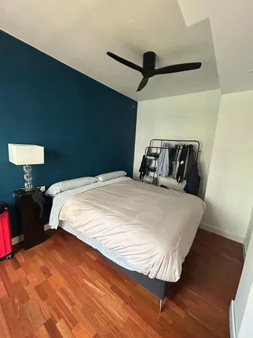 Schlafzimmer; holzboden, tageslicht