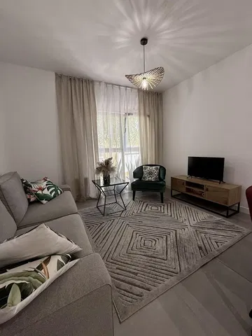 Salón; luz natural, estilo moderno